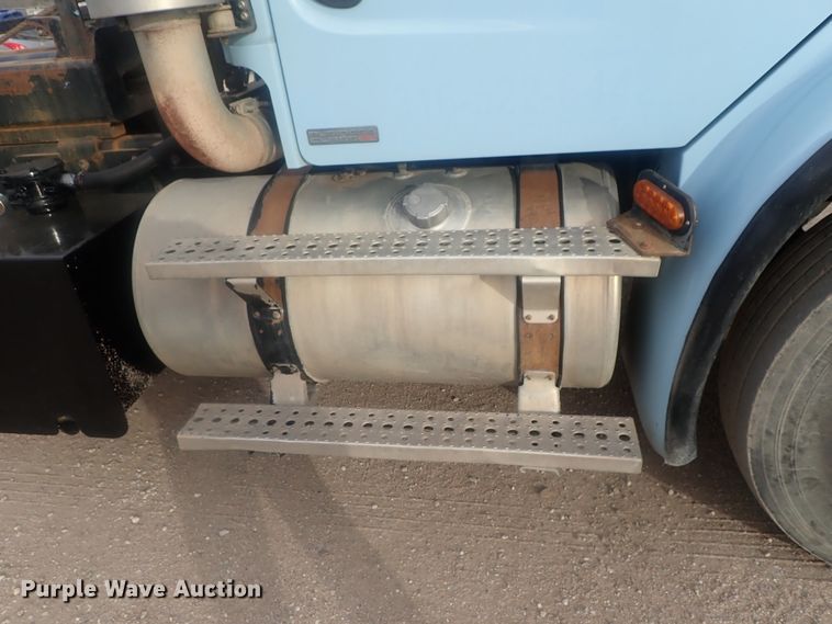 image for item DI7490 2007 Freightliner Business Class M112 roll-off container truck