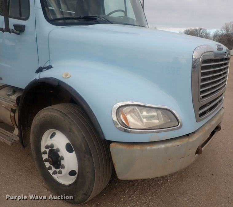 image for item DI7490 2007 Freightliner Business Class M112 roll-off container truck