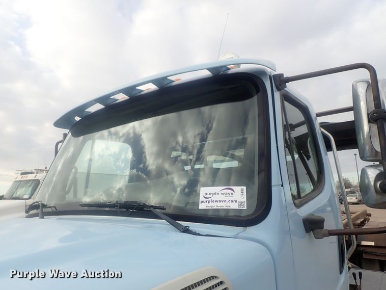 image for item DI7490 2007 Freightliner Business Class M112 roll-off container truck