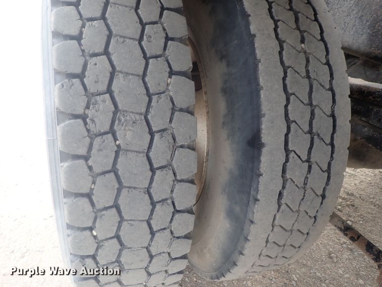 image for item DI7490 2007 Freightliner Business Class M112 roll-off container truck