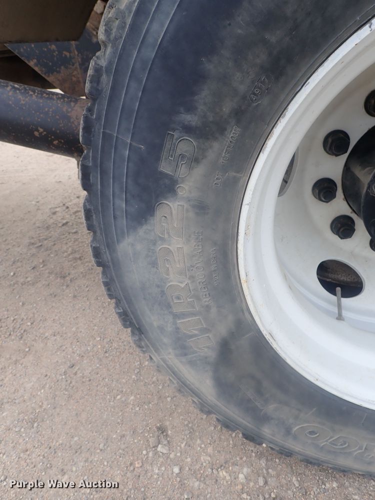 image for item DI7490 2007 Freightliner Business Class M112 roll-off container truck