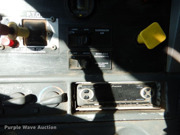 image for item DJ0277 2004 Freightliner Columbia  dump truck