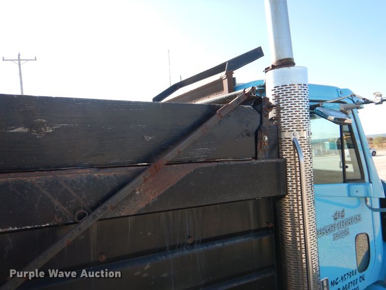 image for item DJ0277 2004 Freightliner Columbia  dump truck