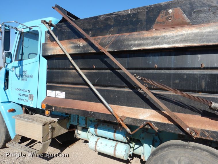 image for item DJ0277 2004 Freightliner Columbia  dump truck