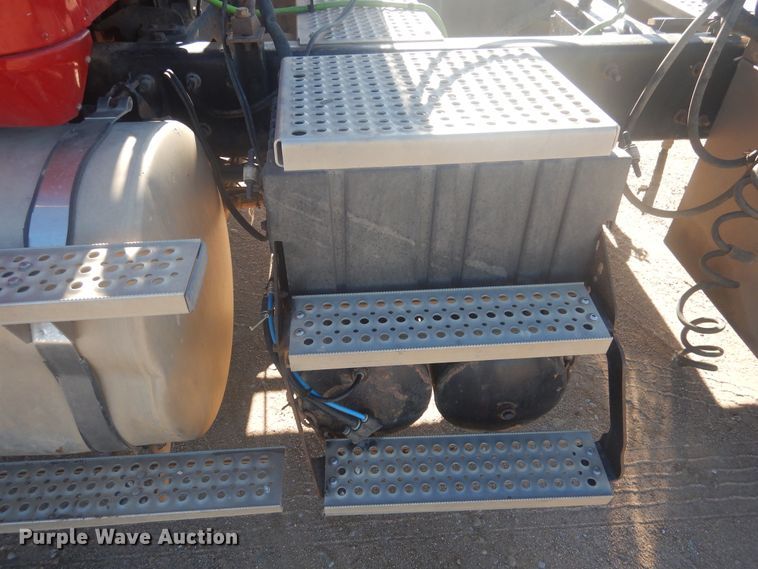 image for item DJ4848 2008 International 9200i  semi truck