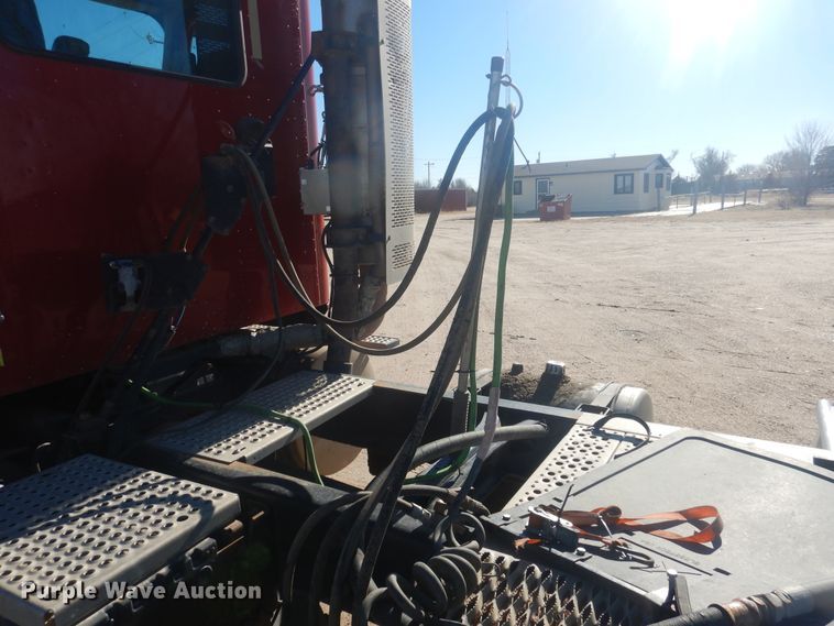 image for item DJ4848 2008 International 9200i  semi truck