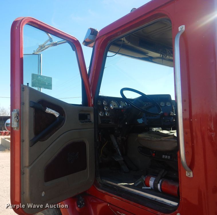 image for item DJ4848 2008 International 9200i  semi truck