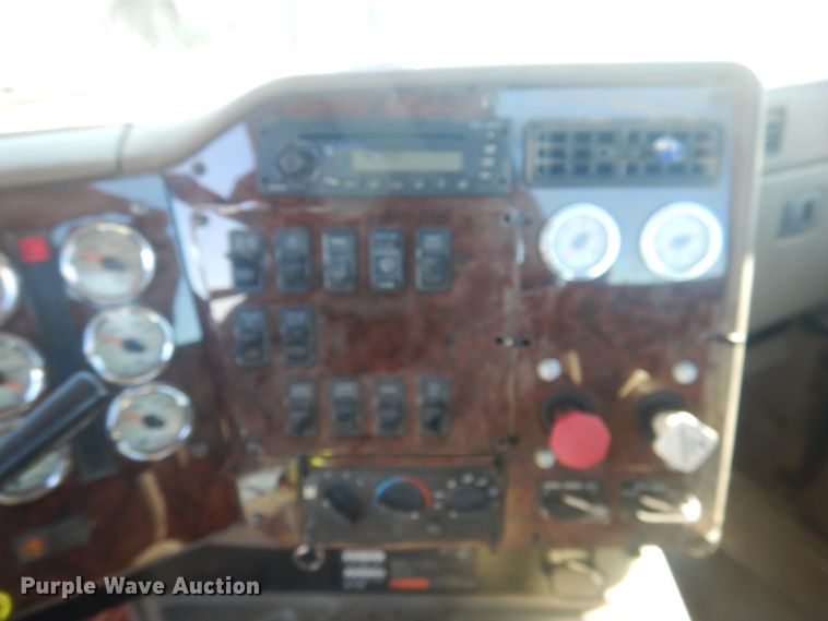 image for item DJ4848 2008 International 9200i  semi truck