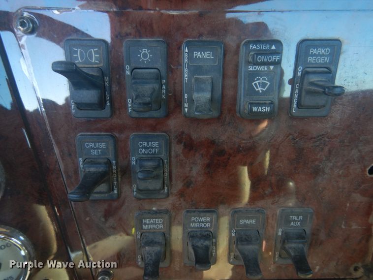 image for item DJ4848 2008 International 9200i  semi truck