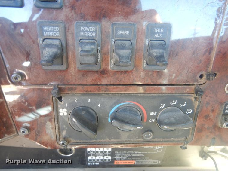 image for item DJ4848 2008 International 9200i  semi truck