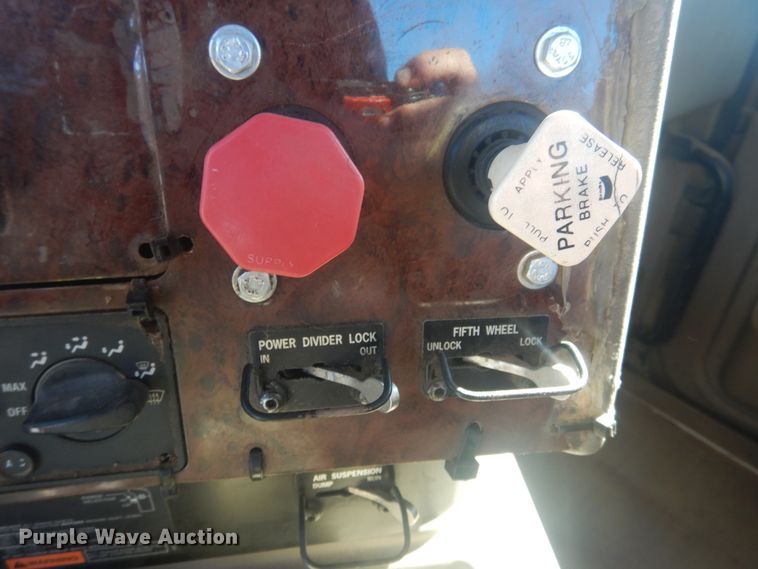 image for item DJ4848 2008 International 9200i  semi truck