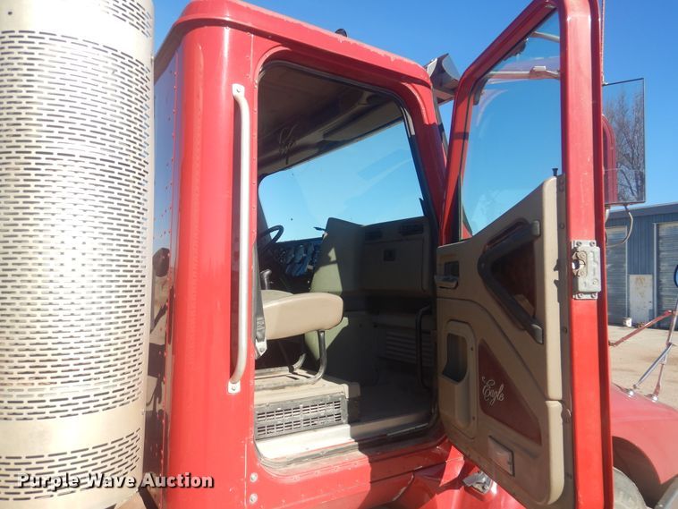 image for item DJ4848 2008 International 9200i  semi truck