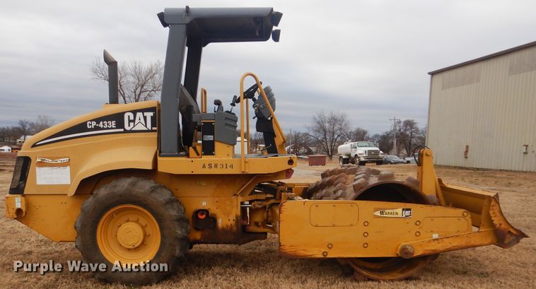 image for item DJ8584 2005 Caterpillar CP-433E  single drum roller