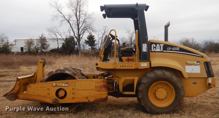 image for item DJ8584 2005 Caterpillar CP-433E  single drum roller