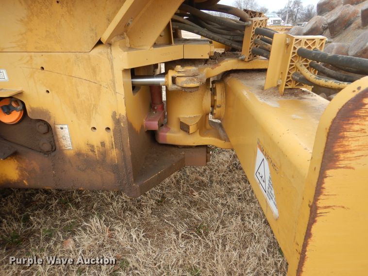 image for item DJ8584 2005 Caterpillar CP-433E  single drum roller