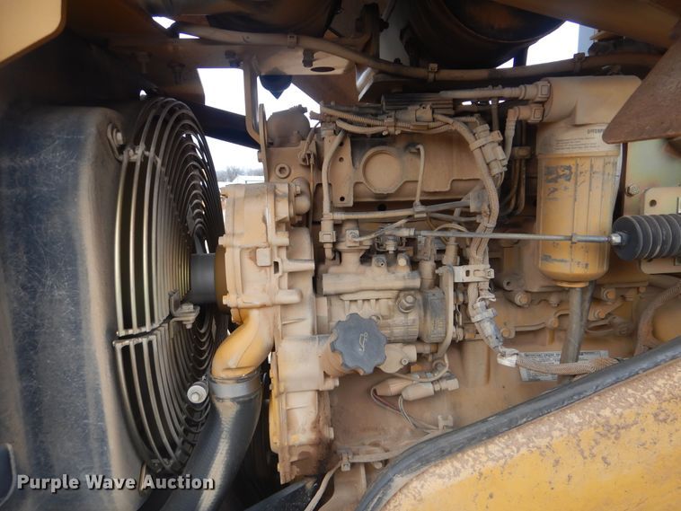 image for item DJ8584 2005 Caterpillar CP-433E  single drum roller