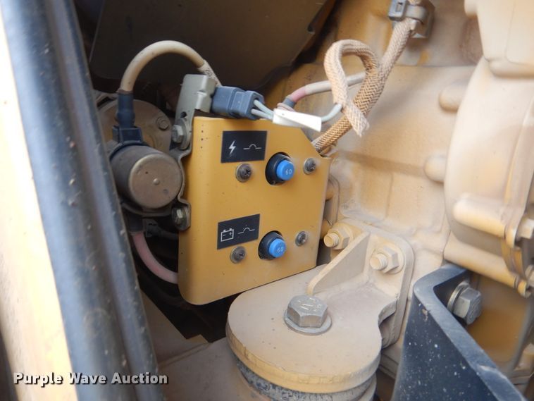 image for item DJ8584 2005 Caterpillar CP-433E  single drum roller