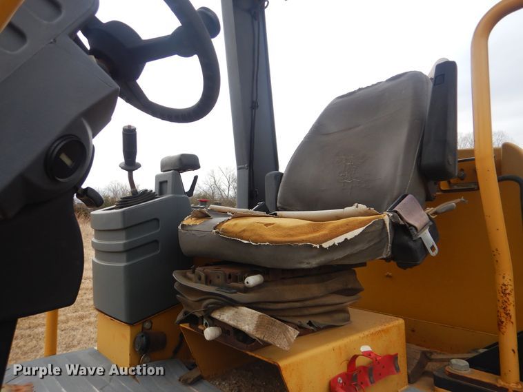 image for item DJ8584 2005 Caterpillar CP-433E  single drum roller