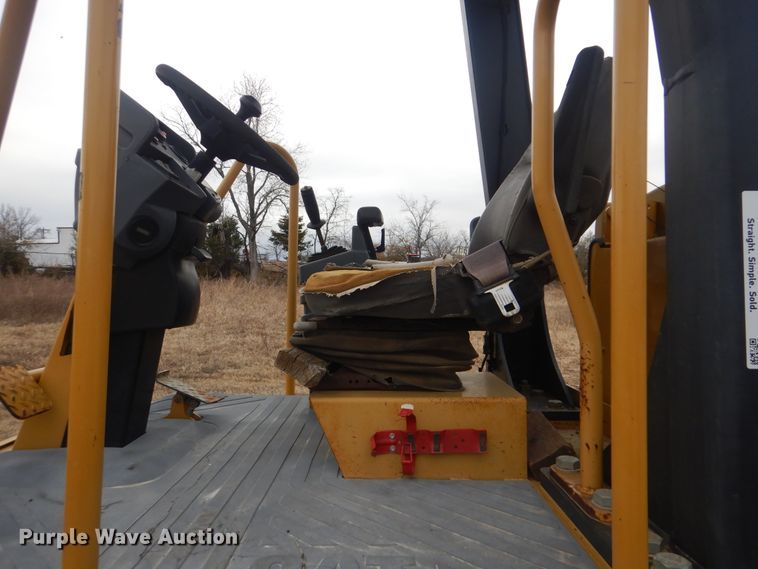 image for item DJ8584 2005 Caterpillar CP-433E  single drum roller