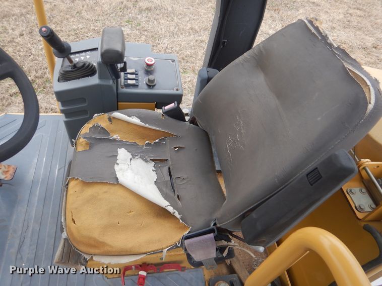 image for item DJ8584 2005 Caterpillar CP-433E  single drum roller