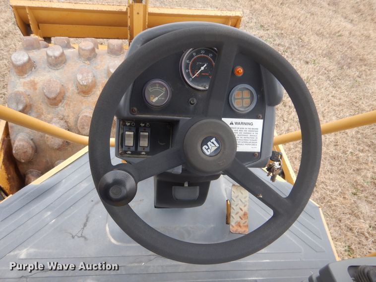 image for item DJ8584 2005 Caterpillar CP-433E  single drum roller