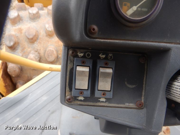 image for item DJ8584 2005 Caterpillar CP-433E  single drum roller