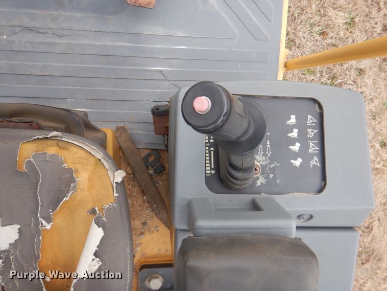 image for item DJ8584 2005 Caterpillar CP-433E  single drum roller