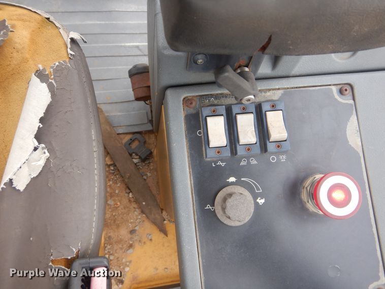 image for item DJ8584 2005 Caterpillar CP-433E  single drum roller