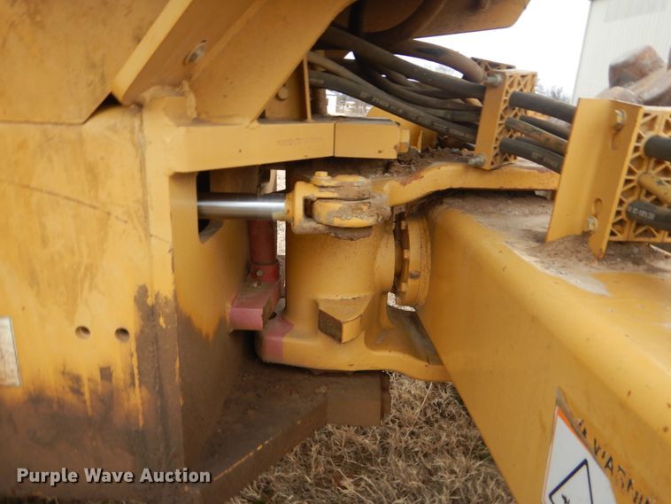 image for item DJ8584 2005 Caterpillar CP-433E  single drum roller