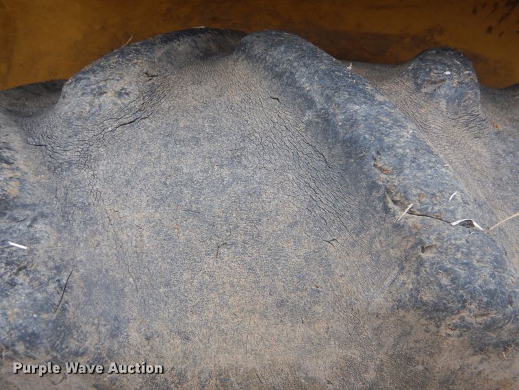 image for item DJ8584 2005 Caterpillar CP-433E  single drum roller