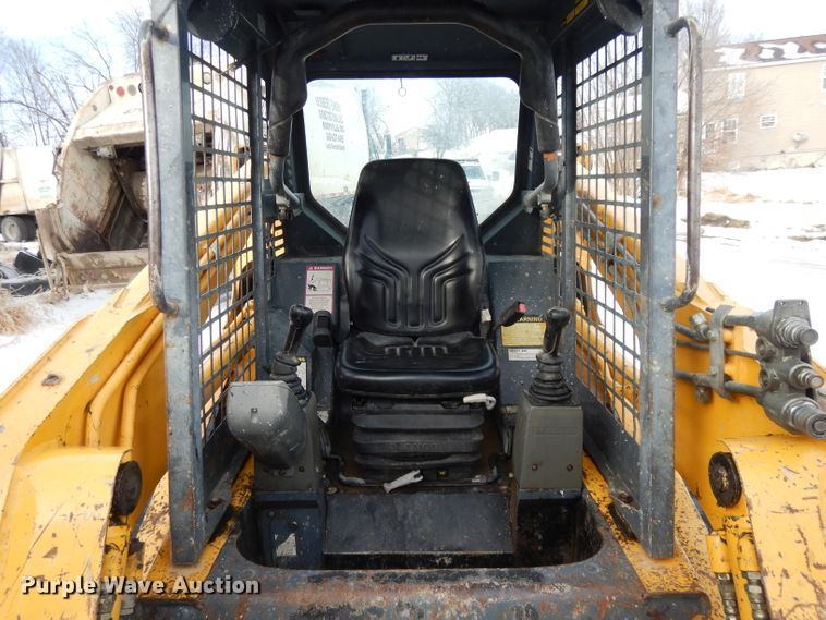 image for item DL2581 2005 Gehl CTL70  tracked skid steer loader