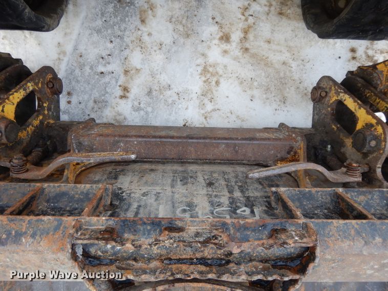 image for item DL2581 2005 Gehl CTL70  tracked skid steer loader