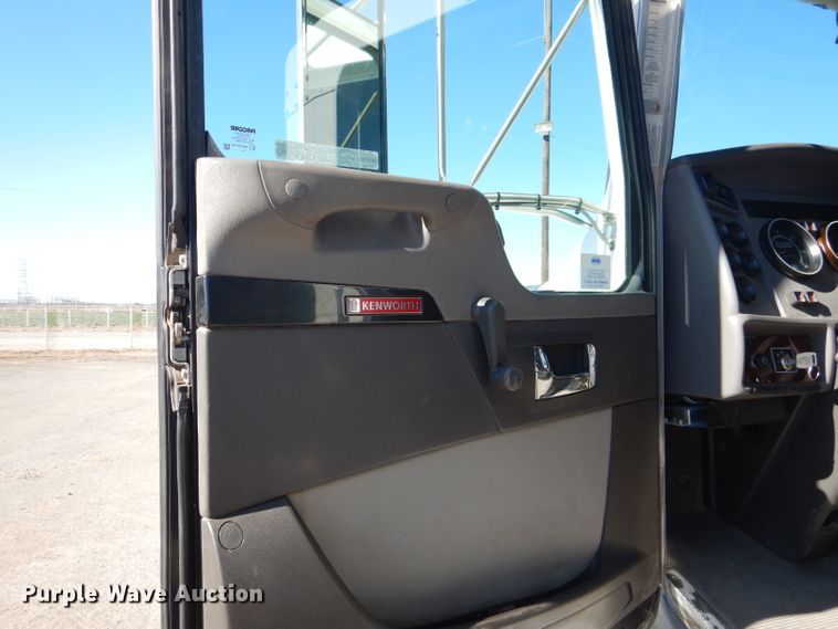 image for item HC9142 2008 Kenworth T300  dump truck