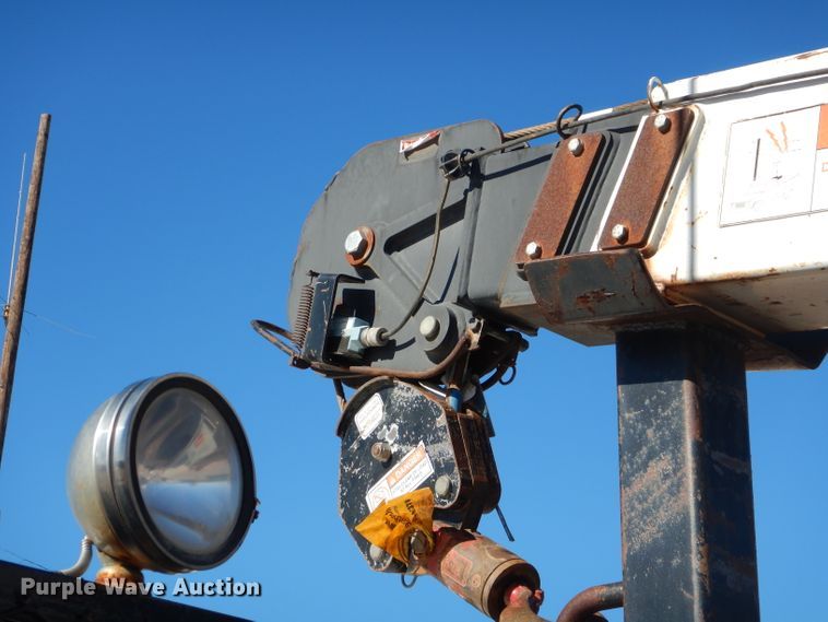 image for item HC9144 2007 Ford F550  flatbed truck with crane