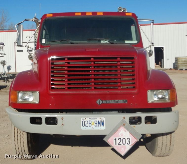 image for item HV9575 1994 International 4900  fuel truck