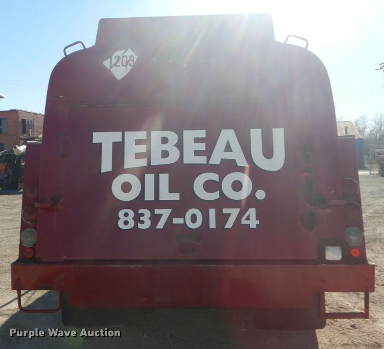 image for item HV9575 1994 International 4900  fuel truck