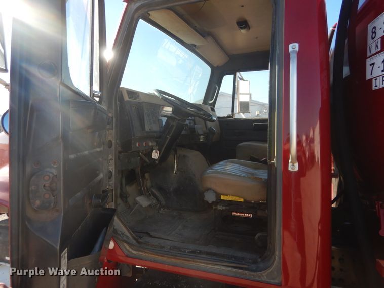 image for item HV9575 1994 International 4900  fuel truck