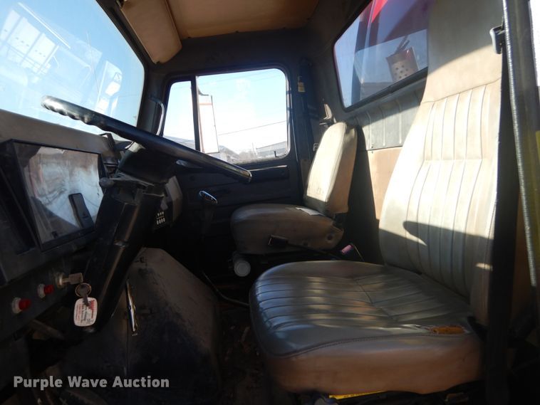 image for item HV9575 1994 International 4900  fuel truck