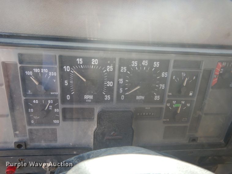 image for item HV9575 1994 International 4900  fuel truck