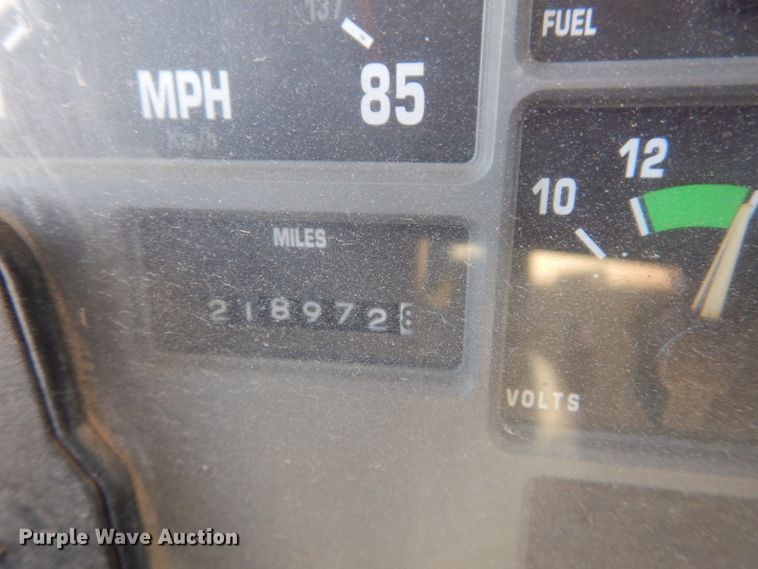 image for item HV9575 1994 International 4900  fuel truck