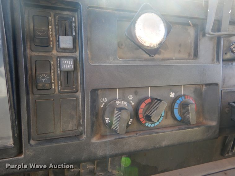 image for item HV9575 1994 International 4900  fuel truck