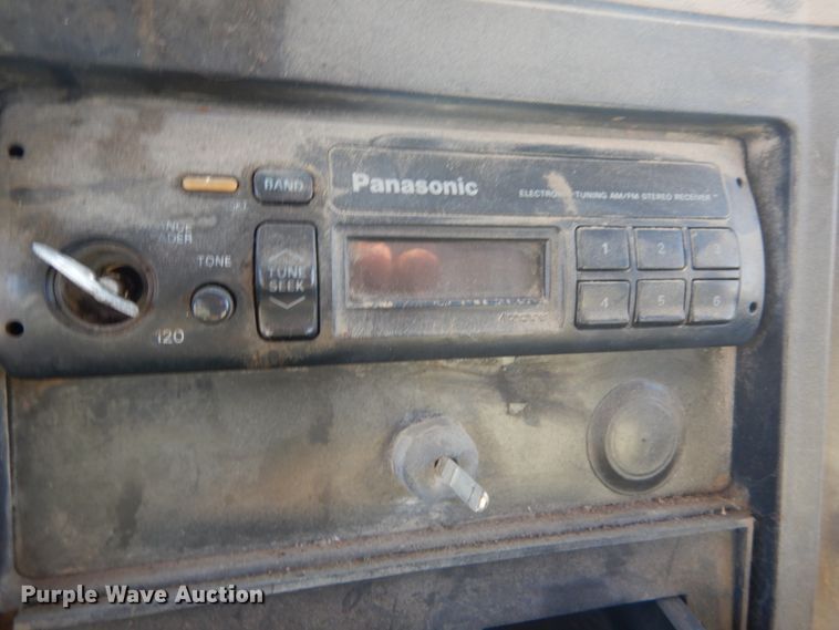 image for item HV9575 1994 International 4900  fuel truck