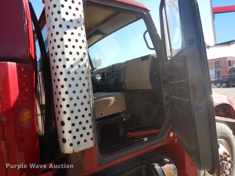 image for item HV9575 1994 International 4900  fuel truck