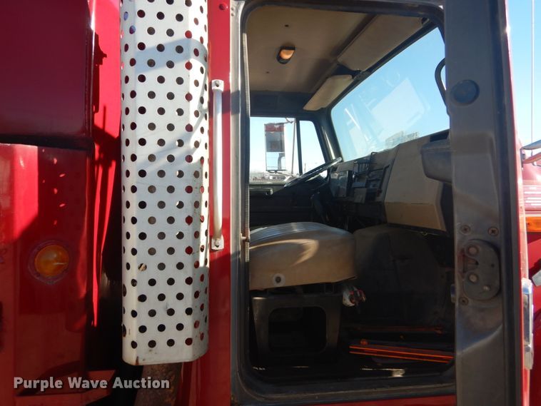 image for item HV9575 1994 International 4900  fuel truck