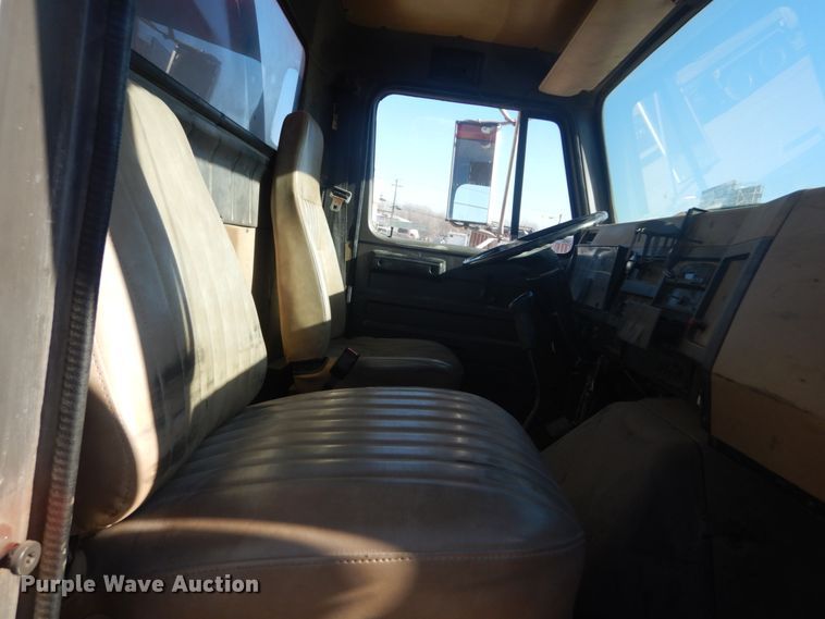 image for item HV9575 1994 International 4900  fuel truck