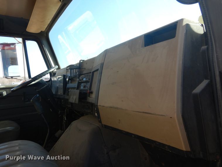 image for item HV9575 1994 International 4900  fuel truck