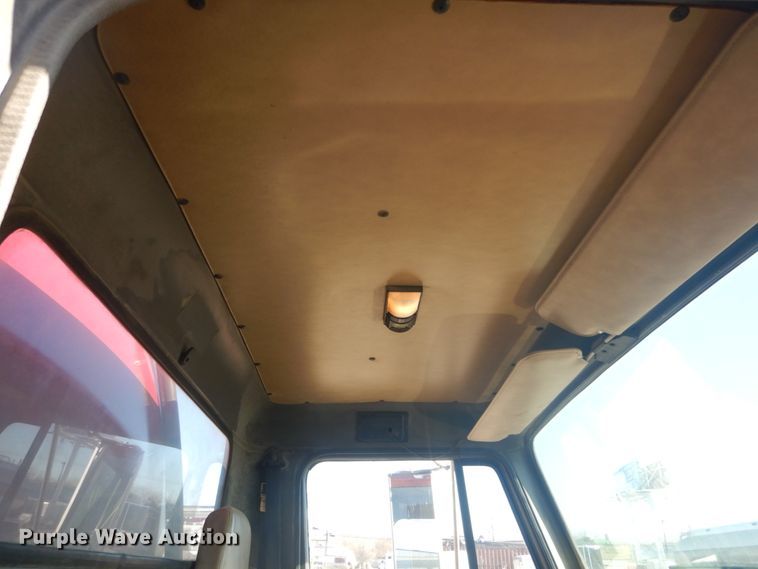 image for item HV9575 1994 International 4900  fuel truck