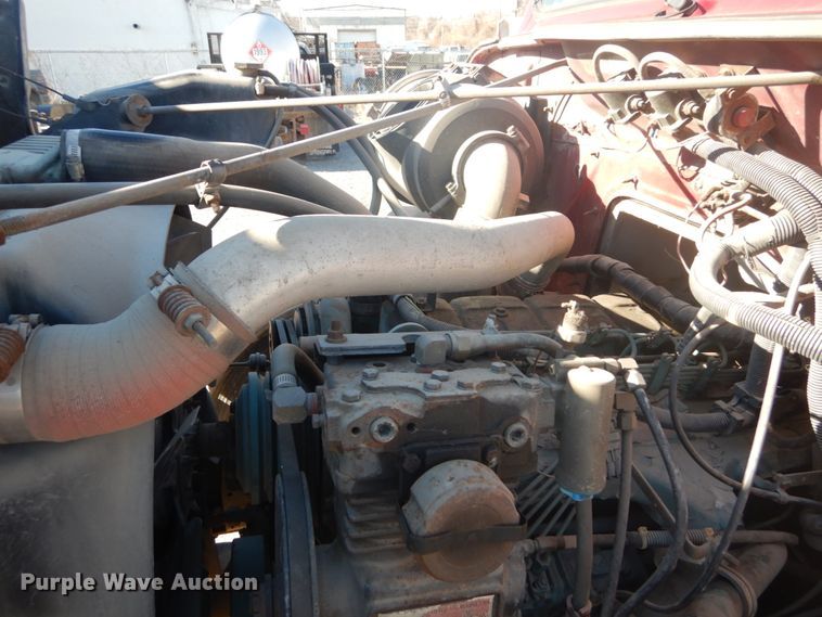 image for item HV9575 1994 International 4900  fuel truck