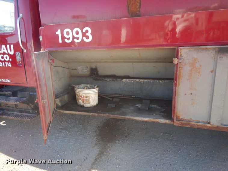 image for item HV9575 1994 International 4900  fuel truck