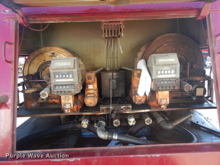 image for item HV9575 1994 International 4900  fuel truck